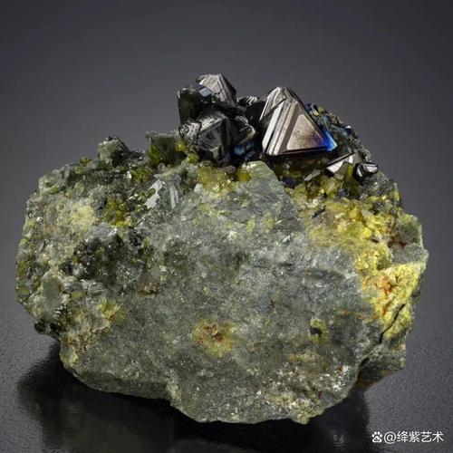 金光闪耀的自然奇迹 罕见的黄金矿石原矿之美
